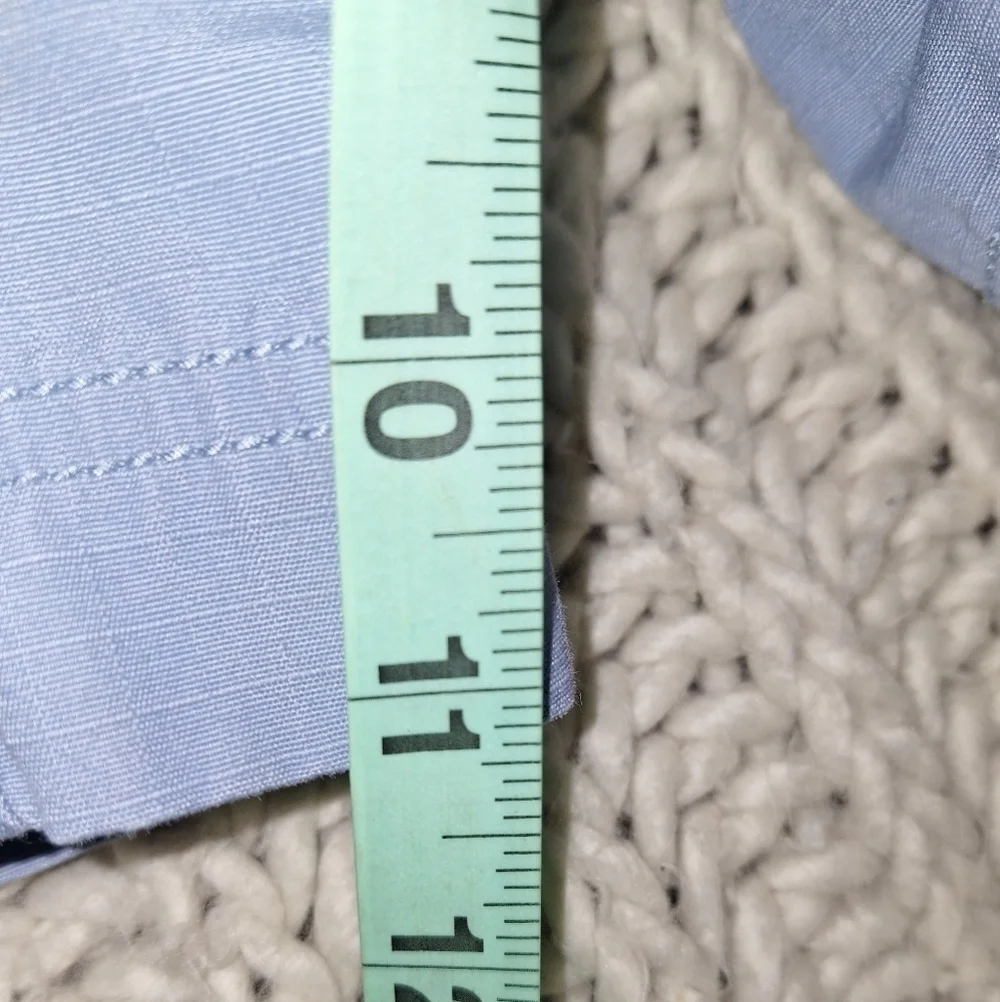 A The North Face men's cargo shorts in a size 36 regular in grey/blue Pre-loved.